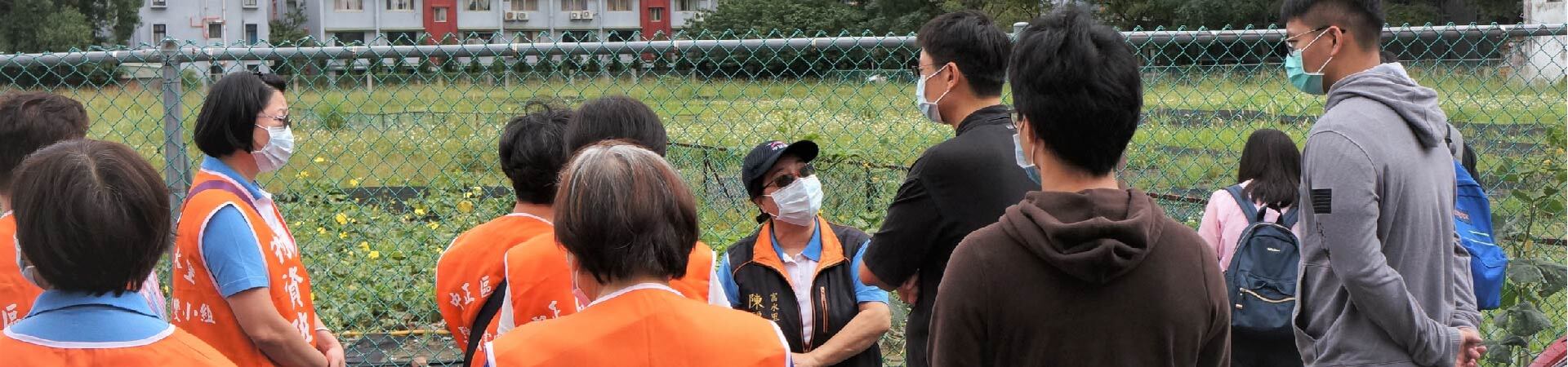 110年10月營建系邱建國教授與富水里里長、里民踏勘社區避難路線圖片